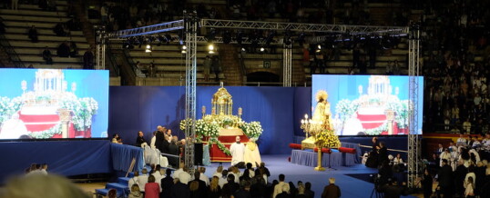 GRAN VIGILIA DIOCESANA EN EL CENTENARIO DE LA CORONACIÓN CANÓNICA DE LA VIRGEN DE LOS DESAMPARADOS. (Fotos)