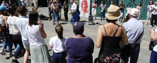 PASCUA 2023: LA PARROQUIA DE LA SAGRADA FAMILIA SALE EN MISIÓN POR LAS PLAZAS (Fotos)